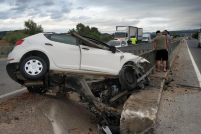 Kontrolden çıkan araç refüje girdi: 3 yaralı