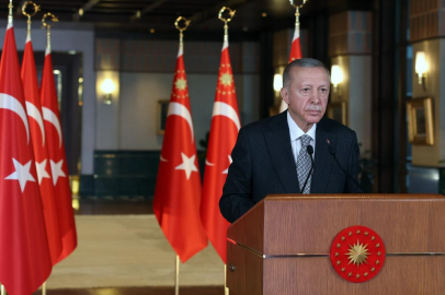 Cumhurbaşkanı Erdoğan: “Birileri sırf oy tercihlerinden dolayı depremzedelerimize hakaret ederken, biz şehirlerimizin yeniden inşasını hızlandıracak farklı projeleri devreye alıyoruz
