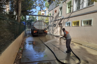 Gemlik’te okul bahçeleri yıkanıyor
