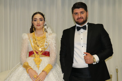 Düğünde damada 10 milyon TL ve geline kilolarca altın takıldı