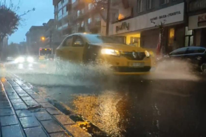 Bursa güne yağmur ve şimşeklerle uyandı