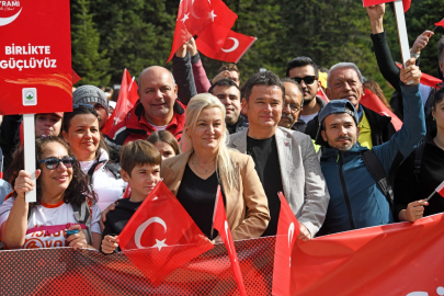 Bursa Uludağ’da yüzlerce kişi Cumhuriyet'in izinde