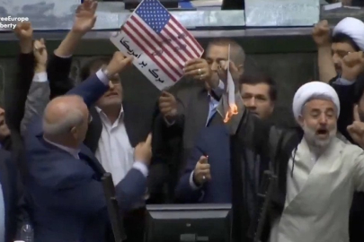 İran'da vekiller parlamentoda ABD bayrağı yaktı