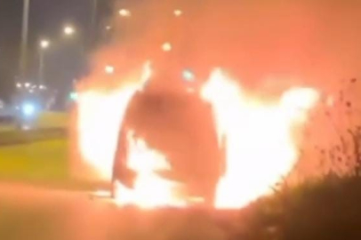 Seyir halindeyken alev alan otomobil kullanılmaz hale geldi