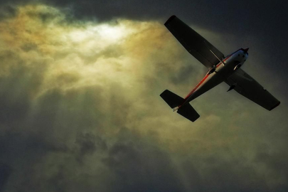 İnişe geçen uçaktaki pilotları silahla vurdular