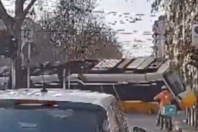 Tramvay raydan çıkıp mağazalara daldı!