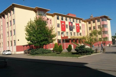 Lisede dehşet: 2 öğretmen ve 1 öğrenci bıçaklandı