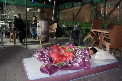 Denizli'de depremin ardından yaşanan artçılardan korkan vatandaşlar dışarda sabahladı