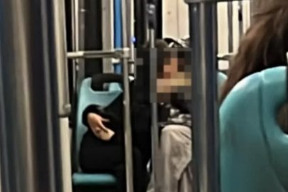 Bursa metrosunda yolcuların gözü önünde yakınlaştılar!