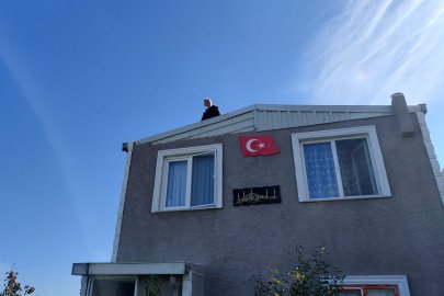 Bursa'da kaçak yapı yıkımında ev sahibi çatıya çıktı!