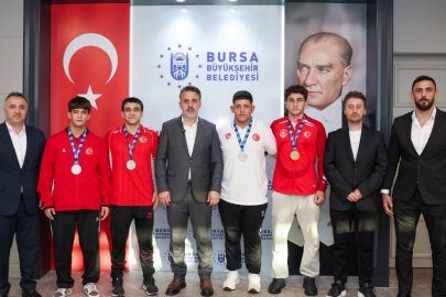 Başkan Vekili Biba, Bursa'nın gururu güreşçileri ağırladı