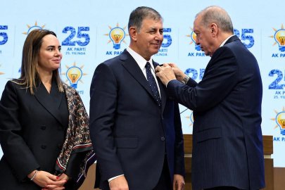 AK Parti rozeti takan Cemil Tugay'dan İzmirlilere müjde