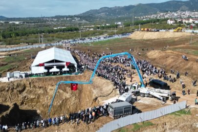 Bursa'da Menzil cemaatinden gövde gösterisi! Temel atmada kalabalık dikkat çekti