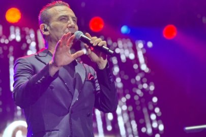 Ferhat Göçer, Bursa'da Cumhuriyet coşkusunu şarkılarıyla taçlandırdı!