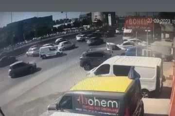 4 aracın karıştığı kaza kamerada