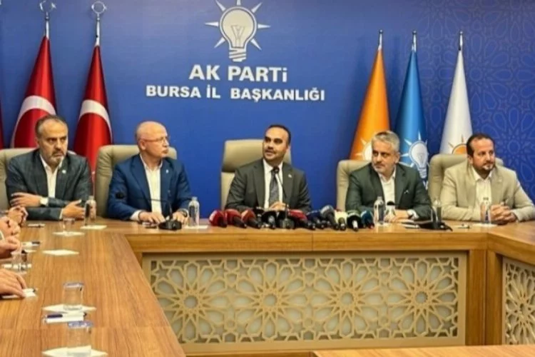 Bakan Kacır AK Parti İl Başkanlığı'nda basın açıklamasında bulundu