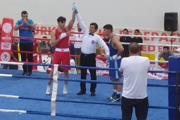 Bursa Büyükşehir Belediyesporlu boksörler Türkiye Şampiyonası’nda 3 madalya kazandı