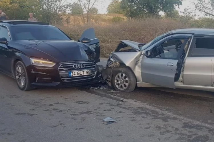 Bursa'da 2 otomobil kafa kafaya çarpıştı: 1'i bebek 6 kişi yaralandı