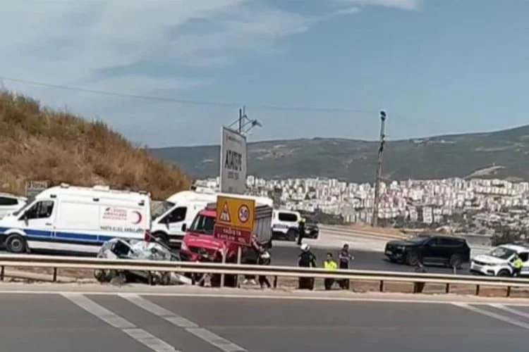 Bursa’da bariyerlere giren araç kullanılamaz hale geldi : 2 yaralı