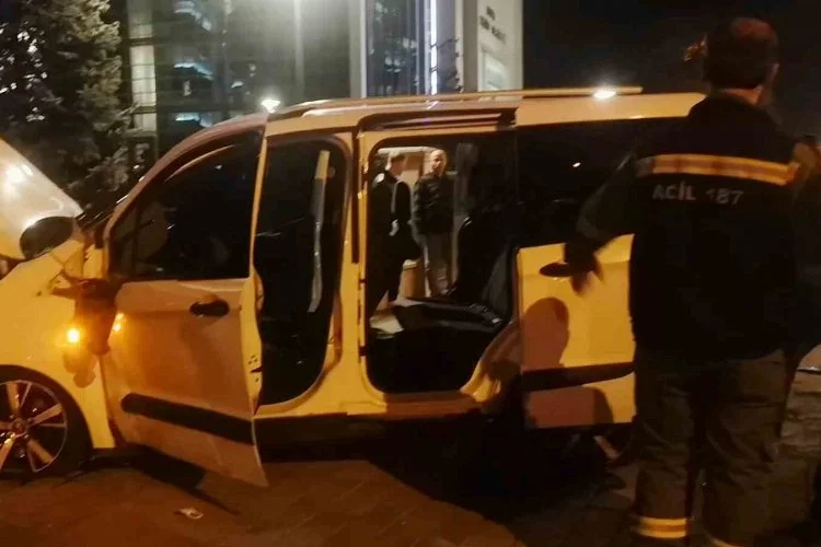 Bursa’da hafif ticari araç üst geçide çarptı: Sürücüsü ehliyetsizdi