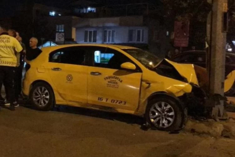 Bursa'da hamile kadını yetiştirmeye çalışan taksi kaza yaptı: 6 yaralı
