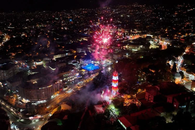 Bursa'da kutlamalara havai fişekli final