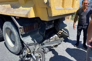Bursa’da motosiklet sürücüsü kamyonun altına girdi