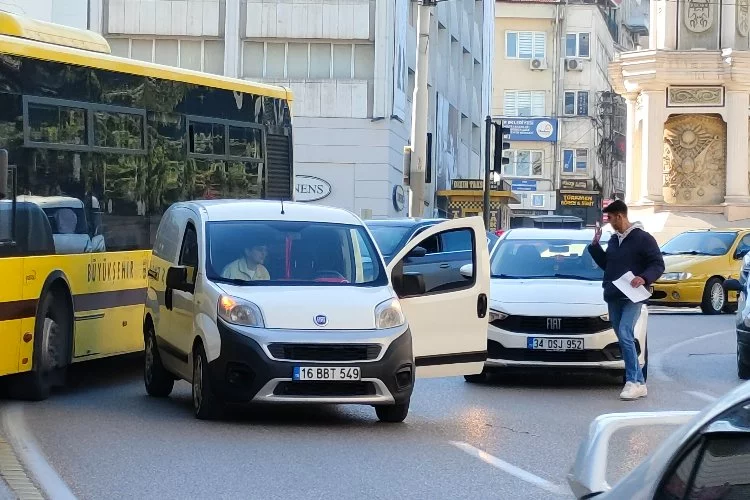 Bursa'da viraj kazası: Trafik kazası trafiği sardı!