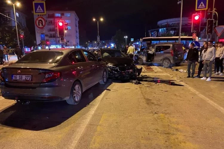 Bursa'da zincirleme kaza: 3 araç çarpıştı, 3 yaralı