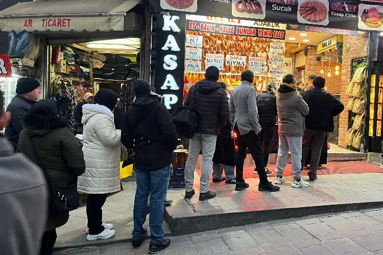 Bursalılar kasap önünde uzun kuyruklar oluşturdu: "Fiyatlar ekonomik mi?"