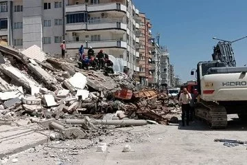 Hasarlı bina yıkım sırasında çöktü: 1  işçi hayatını kaybetti