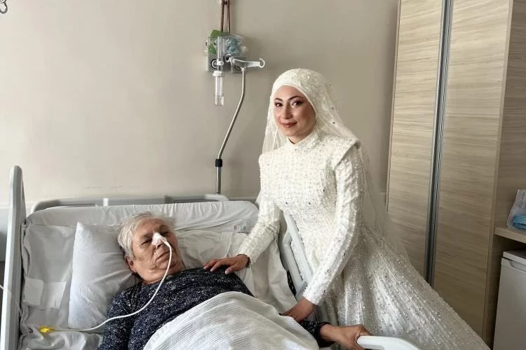 Hastanedeki babaannesini gelinliğiyle ziyaret etti